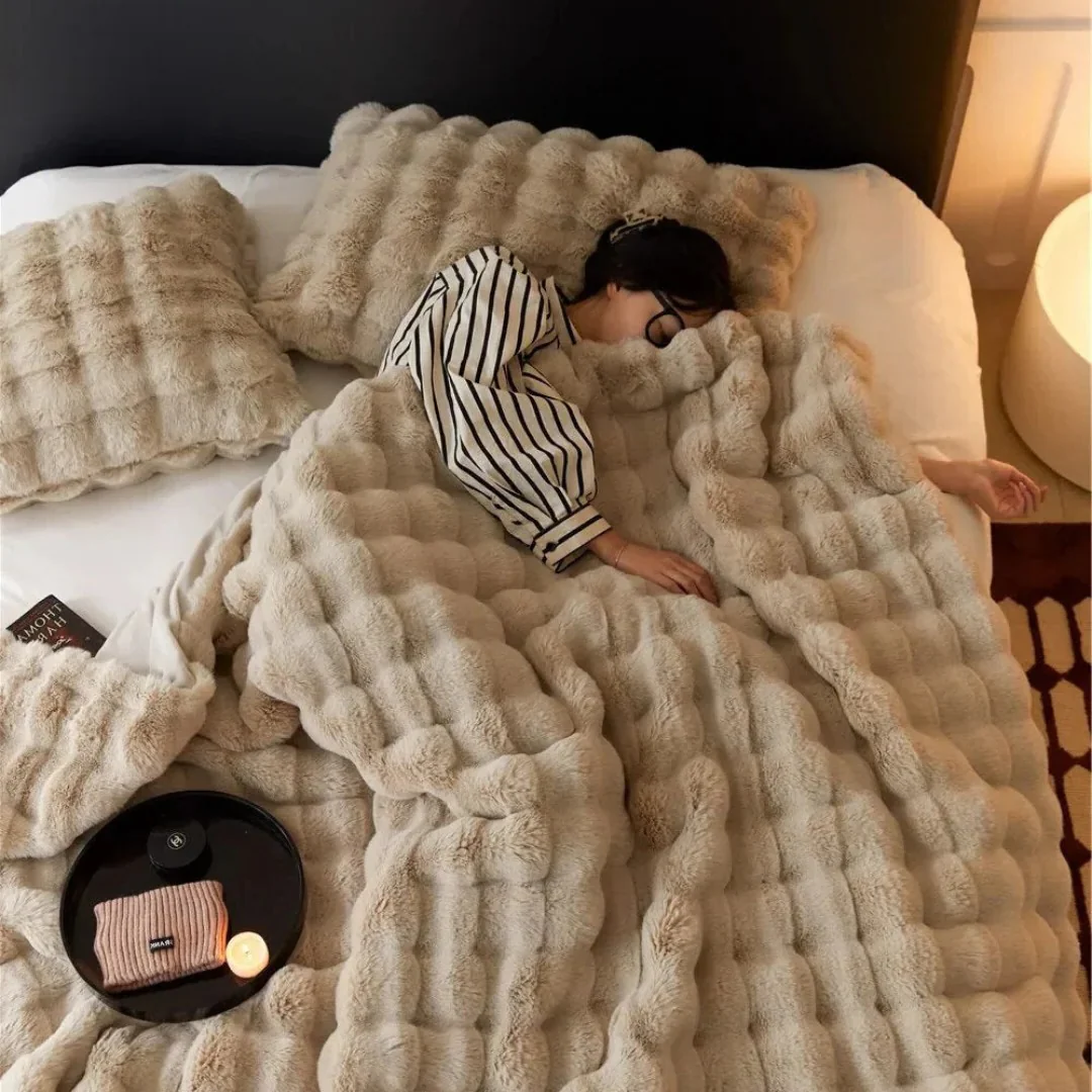 All-Season Blanket with Elegant Design - Image 3