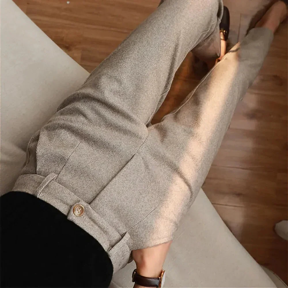 Elegant and Fitted Women's Pants - Image 3