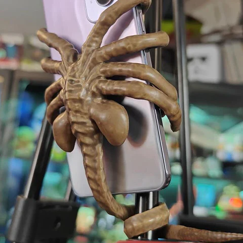 Horrible Facehugger Phone Holder - Image 3
