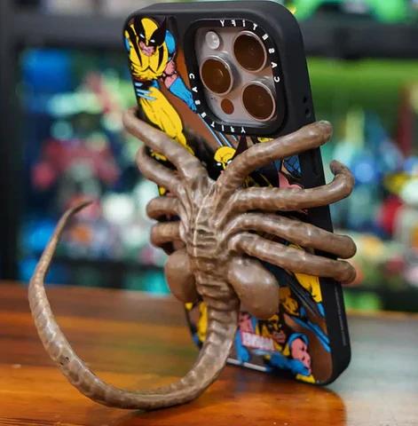 Horrible Facehugger Phone Holder - Image 4