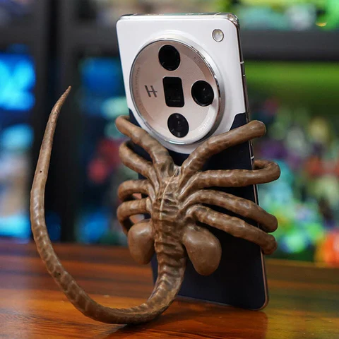 Horrible Facehugger Phone Holder - Image 7