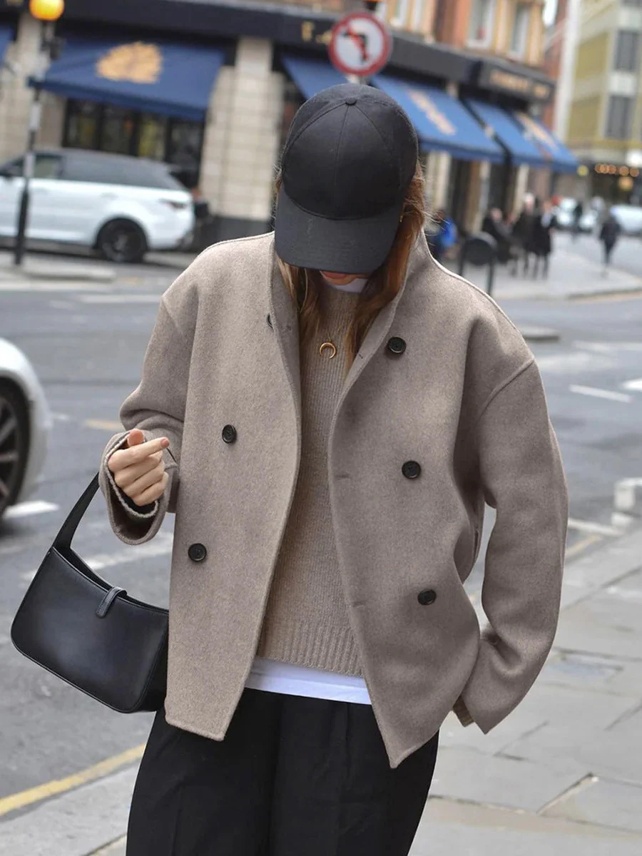 Trendy, loose-fitting jacket with button closure for women - Image 3
